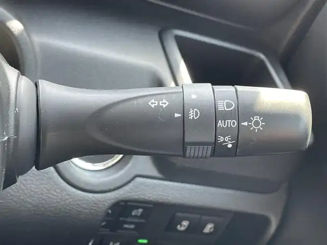 スズキ ソリオ HV MZ 滋賀県 2023(令5)年 2.1万km メロウディープレッドパール 禁煙車/純正９型ナビ/CD/DVD/Bluetooth/フルセグTV/全方位カメラ/ETC/ドラレコ前後/両側パワースライドドア/HUD/レーダークルーズコントロール/アイドリングストップ/シートヒーター/オートライト/LEDヘッドライト/オートハイビーム/衝突軽減ブレーキ/純正アルミホイール/純正フロアマット/ドアバイザー/革巻きステアリング/ステアリングスイッチ/コーナーセンサー