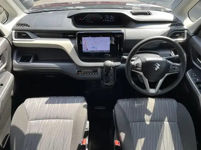 スズキ ソリオ HV MZ 滋賀県 2023(令5)年 2.1万km メロウディープレッドパール 禁煙車/純正９型ナビ/CD/DVD/Bluetooth/フルセグTV/全方位カメラ/ETC/ドラレコ前後/両側パワースライドドア/HUD/レーダークルーズコントロール/アイドリングストップ/シートヒーター/オートライト/LEDヘッドライト/オートハイビーム/衝突軽減ブレーキ/純正アルミホイール/純正フロアマット/ドアバイザー/革巻きステアリング/ステアリングスイッチ/コーナーセンサー