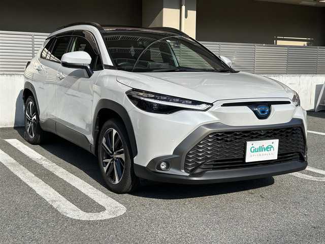 トヨタ カローラ クロス ハイブリッド Z 大阪府 2023(令5)年 1万km プラチナホワイトパールマイカ ワンオーナー/OP：パノラマサンルーフ/OP：９インチディスプレイオーディオ＋ナビキット/・AM/FM/BT/フルセグ（テレビキャンセラー）/OP：パノラミックビューモニター/OP：ブラインドスポットモニター/OP：パーキングサポートブレーキ/OP：ステアリングヒーター/OP：寒冷地仕様/トヨタセーフティーセンス/・プリクラッシュセーフティー/・レーントレーシングアシスト/・レーダークルーズコントロール/・オートマチックハイビーム/・ロードサインアシスト/ハーフレザーシート/パワーシート/シートヒーター/ハンズフリーパワーバックドア/前後ドラレコ（TZ-DR210）/ETC2/0/純正ドアバイザー/純正フロアマット/純正18インチアルミホイール/取扱説明書/保証書/記録簿R5/R6/R7/スペアキー