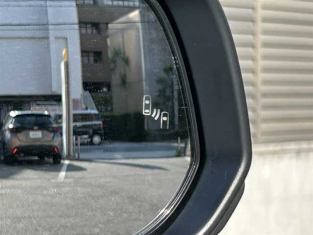 トヨタ カローラ クロス ハイブリッド Z 大阪府 2023(令5)年 1万km プラチナホワイトパールマイカ ワンオーナー/OP：パノラマサンルーフ/OP：９インチディスプレイオーディオ＋ナビキット/・AM/FM/BT/フルセグ（テレビキャンセラー）/OP：パノラミックビューモニター/OP：ブラインドスポットモニター/OP：パーキングサポートブレーキ/OP：ステアリングヒーター/OP：寒冷地仕様/トヨタセーフティーセンス/・プリクラッシュセーフティー/・レーントレーシングアシスト/・レーダークルーズコントロール/・オートマチックハイビーム/・ロードサインアシスト/ハーフレザーシート/パワーシート/シートヒーター/ハンズフリーパワーバックドア/前後ドラレコ（TZ-DR210）/ETC2/0/純正ドアバイザー/純正フロアマット/純正18インチアルミホイール/取扱説明書/保証書/記録簿R5/R6/R7/スペアキー