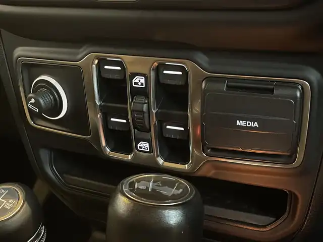 クライスラー・ジープ ジープ ラングラー アンリミテッド サハラ 宮城県 2020(令2)年 4万km ガンＭ アダプティブクルーズコントロール/ブラインドスポットモニター/純正ナビゲーションシステム/フルセグTV/フロント/サイド/バックカメラ/AppleCarPlay/ブラックレザーシート/シートヒーター/ステアリングヒーター/LEDヘッドライト/オートライト/純正18インチAW/スマートキー/ETC車載器/ステアリングスイッチ/アイドリングストップ