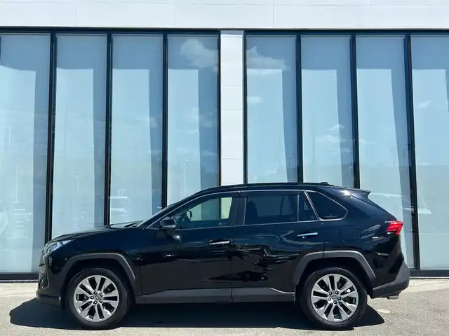 トヨタ ＲＡＶ４ G Zパッケージ 大阪府 2020(令2)年 4.1万km アティチュードブラックマイカ 純正９インチナビ　/  フルセグTV/CD/DVD/Bluetooth/USB/バックモニター　/トヨタセーフティセンス/クリアランスソナー/デジタルインナーミラー/ブラインドスポットモニター　/前席シートヒーター　/電動リアゲート　/運転席メモリー付きパワーシート/ダウンヒルアシストコントロール/ステアリングヒーター/オートマチックハイビーム/前方ドライブレコーダー　/ワイヤレス充電/純正19インチアルミホイール　/ビルトインＥＴＣ2.0　/ＬＥＤ