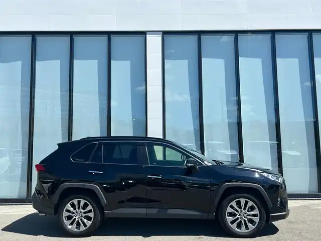 トヨタ ＲＡＶ４ G Zパッケージ 大阪府 2020(令2)年 4.1万km アティチュードブラックマイカ 純正９インチナビ　/  フルセグTV/CD/DVD/Bluetooth/USB/バックモニター　/トヨタセーフティセンス/クリアランスソナー/デジタルインナーミラー/ブラインドスポットモニター　/前席シートヒーター　/電動リアゲート　/運転席メモリー付きパワーシート/ダウンヒルアシストコントロール/ステアリングヒーター/オートマチックハイビーム/前方ドライブレコーダー　/ワイヤレス充電/純正19インチアルミホイール　/ビルトインＥＴＣ2.0　/ＬＥＤ