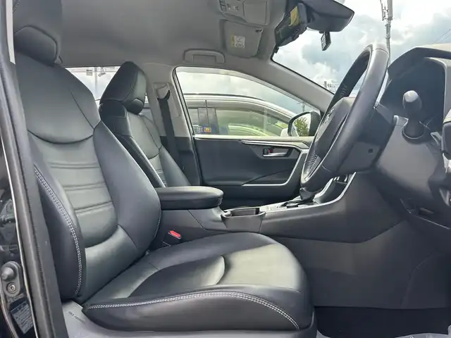 トヨタ ＲＡＶ４ G Zパッケージ 大阪府 2020(令2)年 4.1万km アティチュードブラックマイカ 純正９インチナビ　/  フルセグTV/CD/DVD/Bluetooth/USB/バックモニター　/トヨタセーフティセンス/クリアランスソナー/デジタルインナーミラー/ブラインドスポットモニター　/前席シートヒーター　/電動リアゲート　/運転席メモリー付きパワーシート/ダウンヒルアシストコントロール/ステアリングヒーター/オートマチックハイビーム/前方ドライブレコーダー　/ワイヤレス充電/純正19インチアルミホイール　/ビルトインＥＴＣ2.0　/ＬＥＤ