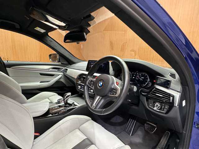 ＢＭＷ Ｍ５ 千葉県 2018(平30)年 4.6万km 青Ｍ カーボンルーフ　/ベンチレーター　/HUD　/純正ナビ　/360°カメラ　/ACC/白革　/シートヒーター　/パワーシート　/PDC　/パーキングアシスト　/LEDヘッドライト　/オートライト　/BSM　/電動リアゲート　/パドルシフト
