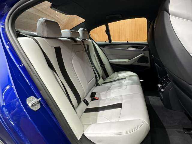 ＢＭＷ Ｍ５ 千葉県 2018(平30)年 4.6万km 青Ｍ カーボンルーフ　/ベンチレーター　/HUD　/純正ナビ　/360°カメラ　/ACC/白革　/シートヒーター　/パワーシート　/PDC　/パーキングアシスト　/LEDヘッドライト　/オートライト　/BSM　/電動リアゲート　/パドルシフト