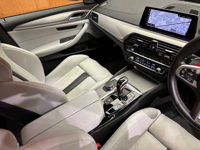 ＢＭＷ Ｍ５ 千葉県 2018(平30)年 4.6万km 青Ｍ カーボンルーフ　/ベンチレーター　/HUD　/純正ナビ　/360°カメラ　/ACC/白革　/シートヒーター　/パワーシート　/PDC　/パーキングアシスト　/LEDヘッドライト　/オートライト　/BSM　/電動リアゲート　/パドルシフト