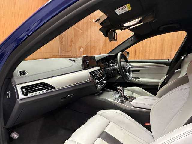 ＢＭＷ Ｍ５ 千葉県 2018(平30)年 4.6万km 青Ｍ カーボンルーフ　/ベンチレーター　/HUD　/純正ナビ　/360°カメラ　/ACC/白革　/シートヒーター　/パワーシート　/PDC　/パーキングアシスト　/LEDヘッドライト　/オートライト　/BSM　/電動リアゲート　/パドルシフト