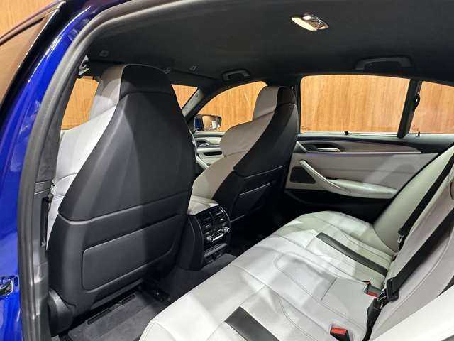 ＢＭＷ Ｍ５ 千葉県 2018(平30)年 4.6万km 青Ｍ カーボンルーフ　/ベンチレーター　/HUD　/純正ナビ　/360°カメラ　/ACC/白革　/シートヒーター　/パワーシート　/PDC　/パーキングアシスト　/LEDヘッドライト　/オートライト　/BSM　/電動リアゲート　/パドルシフト