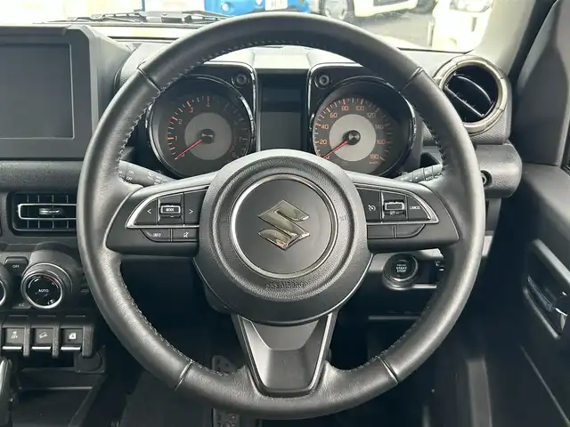 スズキ ジムニー シエラ JC 東京都 2024(令6)年 1.4万km シフォンアイボリーM ワンオーナー/4WD/クルーズコントロール/レーンアシスト/横滑り防止装置/盗難防止装置/衝突被害軽減システム/ダウンヒルアシストコントロール/15インチ純正アルミホイール/ETC/取扱説明書/保証書/スペアキー1本