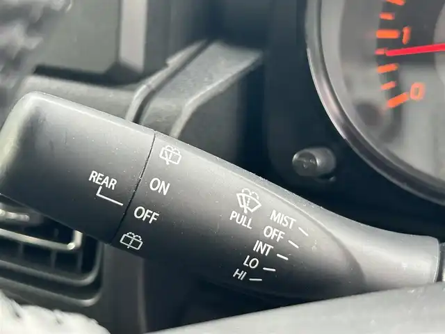 スズキ ジムニー シエラ JC 東京都 2024(令6)年 1.4万km シフォンアイボリーM ワンオーナー/4WD/クルーズコントロール/レーンアシスト/横滑り防止装置/盗難防止装置/衝突被害軽減システム/ダウンヒルアシストコントロール/15インチ純正アルミホイール/ETC/取扱説明書/保証書/スペアキー1本