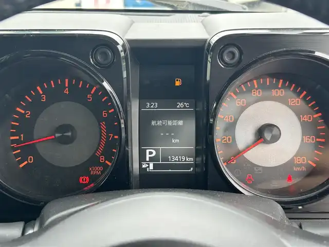 スズキ ジムニー シエラ JC 東京都 2024(令6)年 1.4万km シフォンアイボリーM ワンオーナー/4WD/クルーズコントロール/レーンアシスト/横滑り防止装置/盗難防止装置/衝突被害軽減システム/ダウンヒルアシストコントロール/15インチ純正アルミホイール/ETC/取扱説明書/保証書/スペアキー1本