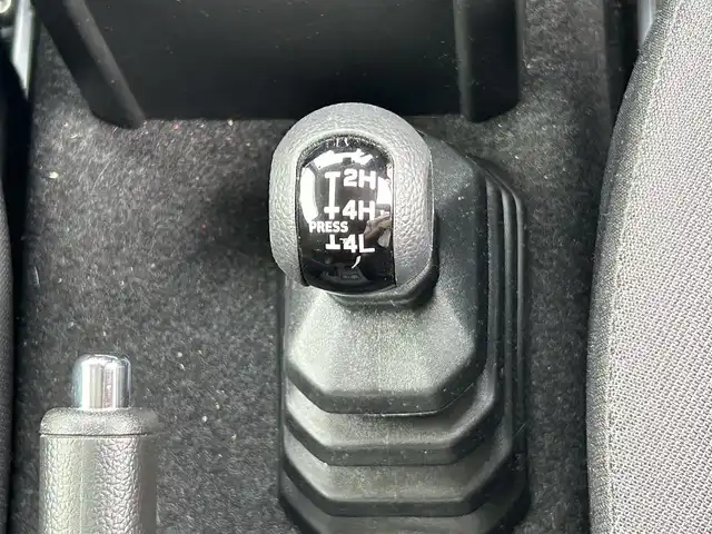 スズキ ジムニー シエラ JC 東京都 2024(令6)年 1.4万km シフォンアイボリーM ワンオーナー/4WD/クルーズコントロール/レーンアシスト/横滑り防止装置/盗難防止装置/衝突被害軽減システム/ダウンヒルアシストコントロール/15インチ純正アルミホイール/ETC/取扱説明書/保証書/スペアキー1本