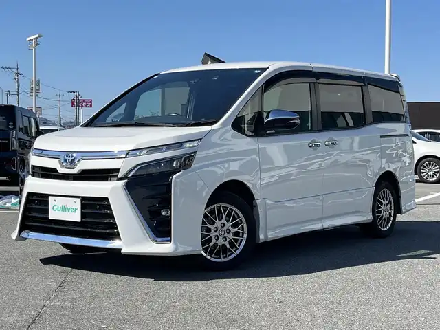 トヨタ ヴォクシー ハイブリッド ZS 煌Ⅱ 奈良県 2020(令2)年 4万km ホワイトパールクリスタルシャイン 純正9インチナビ（NSZT-Y68T）/（フルセグ/BT/CD/DVD）/純正12インチフリップダウンモニター（V12T-R68C）/クルーズコントロール/バックカメラ/前後コーナーセンサー/プリクラッシュセーフティ/レーンキープアシスト/両側パワースライドドア/前席シートヒーター/後席サンシェード/ETC2.0/前後ドライブレコーダー（HDR360GW）/純正16インチAW/保証書/取り扱い説明書