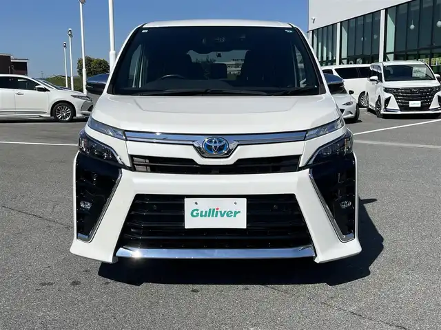 トヨタ ヴォクシー ハイブリッド ZS 煌Ⅱ 奈良県 2020(令2)年 4万km ホワイトパールクリスタルシャイン 純正9インチナビ（NSZT-Y68T）/（フルセグ/BT/CD/DVD）/純正12インチフリップダウンモニター（V12T-R68C）/クルーズコントロール/バックカメラ/前後コーナーセンサー/プリクラッシュセーフティ/レーンキープアシスト/両側パワースライドドア/前席シートヒーター/後席サンシェード/ETC2.0/前後ドライブレコーダー（HDR360GW）/純正16インチAW/保証書/取り扱い説明書