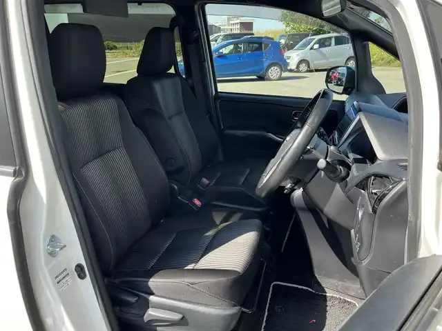 トヨタ ヴォクシー ハイブリッド ZS 煌Ⅱ 奈良県 2020(令2)年 4万km ホワイトパールクリスタルシャイン 純正9インチナビ（NSZT-Y68T）/（フルセグ/BT/CD/DVD）/純正12インチフリップダウンモニター（V12T-R68C）/クルーズコントロール/バックカメラ/前後コーナーセンサー/プリクラッシュセーフティ/レーンキープアシスト/両側パワースライドドア/前席シートヒーター/後席サンシェード/ETC2.0/前後ドライブレコーダー（HDR360GW）/純正16インチAW/保証書/取り扱い説明書