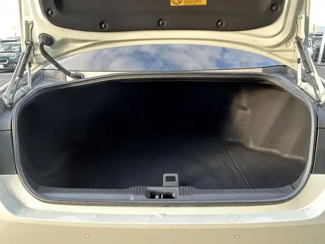 トヨタ クラウン ハイブリッド RS アドバンス 島根県 2018(平30)年 7.7万km ホワイトパールクリスタルシャイン 登録時走行距離　76966km/純正SDナビ【CD/DVD/Bluetooth/Blu-lay】/フルセグテレビ/レーダークルーズコントロール/全周囲カメラ/ブラインドスポットモニター/ヘッドアップディスプレイ/デジタルインナーミラー/フォグランプ/前席パワーシート/電動パーキングブレーキ/オートライト/オートブレーキホールド/ドライブレコーダー/ETC2.0/純正18インチアルミホイール