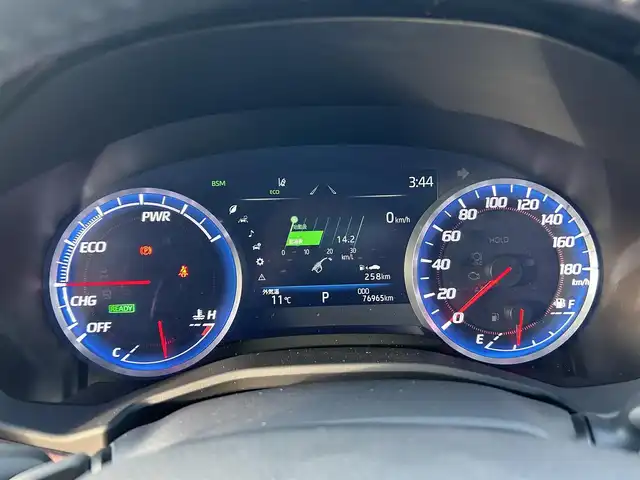 トヨタ クラウン ハイブリッド RS アドバンス 島根県 2018(平30)年 7.7万km ホワイトパールクリスタルシャイン 登録時走行距離　76966km/純正SDナビ【CD/DVD/Bluetooth/Blu-lay】/フルセグテレビ/レーダークルーズコントロール/全周囲カメラ/ブラインドスポットモニター/ヘッドアップディスプレイ/デジタルインナーミラー/フォグランプ/前席パワーシート/電動パーキングブレーキ/オートライト/オートブレーキホールド/ドライブレコーダー/ETC2.0/純正18インチアルミホイール