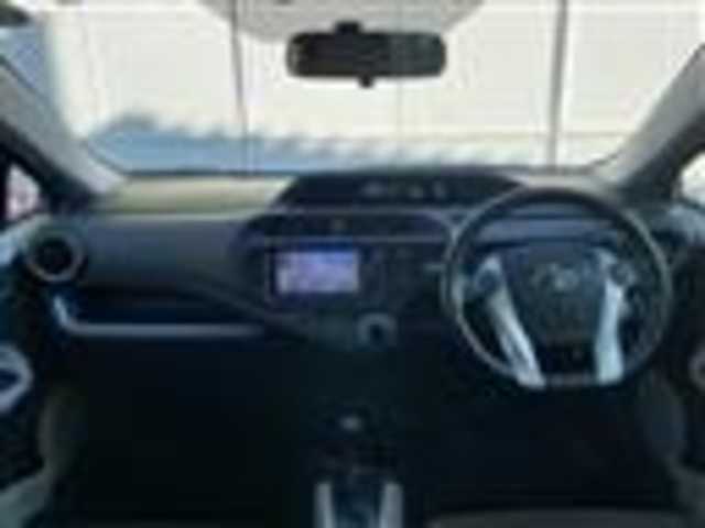 トヨタ アクア G 茨城県 2014(平26)年 4.8万km ライムホワイトパールクリスタルシャイン 純正ナビ【BT/CD/DVD/AM/FM/フルセグ】/バックカメラ/シートヒーター/ETC/フォグライト/オートライト/盗難防止装置/横滑り防止装置/純正フロアマット/保証書/スペアキー×１