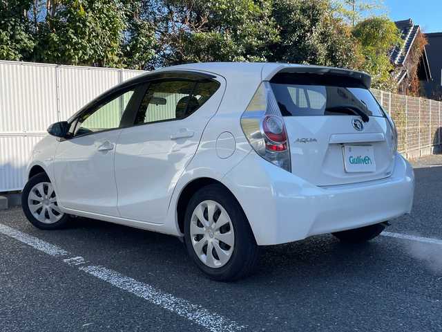 トヨタ アクア G 茨城県 2014(平26)年 4.8万km ライムホワイトパールクリスタルシャイン 純正ナビ【BT/CD/DVD/AM/FM/フルセグ】/バックカメラ/シートヒーター/ETC/フォグライト/オートライト/盗難防止装置/横滑り防止装置/純正フロアマット/保証書/スペアキー×１