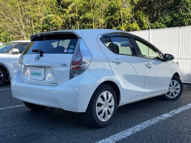 トヨタ アクア G 茨城県 2014(平26)年 4.8万km ライムホワイトパールクリスタルシャイン 純正ナビ【BT/CD/DVD/AM/FM/フルセグ】/バックカメラ/シートヒーター/ETC/フォグライト/オートライト/盗難防止装置/横滑り防止装置/純正フロアマット/保証書/スペアキー×１