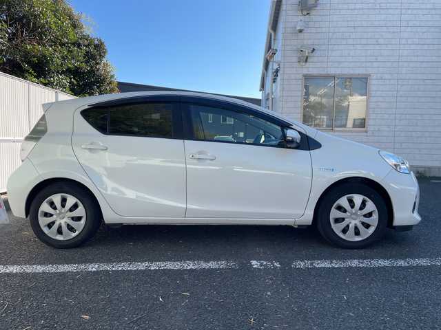 トヨタ アクア G 茨城県 2014(平26)年 4.8万km ライムホワイトパールクリスタルシャイン 純正ナビ【BT/CD/DVD/AM/FM/フルセグ】/バックカメラ/シートヒーター/ETC/フォグライト/オートライト/盗難防止装置/横滑り防止装置/純正フロアマット/保証書/スペアキー×１