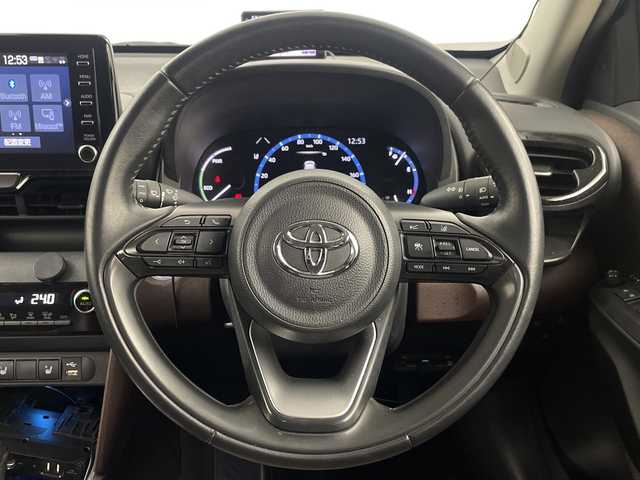 トヨタ ヤリスクロス ハイブリッド Z 埼玉県 2021(令3)年 6.4万km ブラックマイカ/ブラスゴールドメタリック 2トーン 純正ディスプレイオーディオ　/パノラミックビューモニター　/全方位カメラ/トヨタセーフティーセンス　/フルセグＴＶ　/ＣＤ・ＤＶＤ再生/BSM/パーキングアシスト　/前席シートヒーター　/運転席パワーシート/純正アルミホイール/オートマチックハイビーム　/社外ドラレコ　/ＥＴＣ2.0/セーフティーレーダー/オートマティックハイビーム/フォグランプ