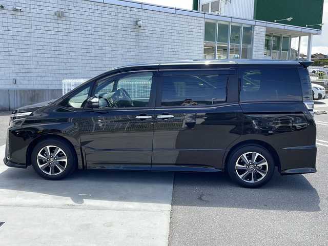 トヨタ ヴォクシー ZS 煌Ⅲ 山梨県 2021(令3)年 3.9万km イナズマスパーキングブラックガラスフレーク 純正ナビ/TV/CD/DVD/BT /バックモニター/ETC/ドラレコ/クルーズコントロール/両側パワスラ/フリップダウンモニター　/コーナーセンサー/オートマチックハイビーム　/レーンキープアシスト　/プッシュスタート/パワーウインドウ/純正フロアマット