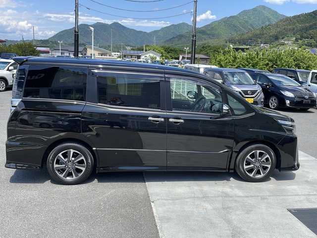 トヨタ ヴォクシー ZS 煌Ⅲ 山梨県 2021(令3)年 3.9万km イナズマスパーキングブラックガラスフレーク 純正ナビ/TV/CD/DVD/BT /バックモニター/ETC/ドラレコ/クルーズコントロール/両側パワスラ/フリップダウンモニター　/コーナーセンサー/オートマチックハイビーム　/レーンキープアシスト　/プッシュスタート/パワーウインドウ/純正フロアマット