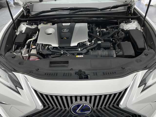 レクサス ＥＳ 300h バージョンL 長野県 2018(平30)年 6.5万km ソニッククォーツ サンルーフ/純正大型ナビ/（フルセグ/Bluetooth/CD/DVD）/全方位モニター/衝突軽減ブレーキ/レーンキープアシスト/レーダークルーズコントロール/前後コーナーセンサー/ブラインドスポットモニター/パーキングサポートアラート/電動リアゲート/ビルトインETC2.0/デジタルインナーミラー/ステアリングヒーター/社外レーダー（Z190R)/前方ドラレコ/D席、N席メモリ付きパワーシート/パドルシフト/革巻きステアリング/電動後席サンシェード/ナノイーエアコン/LEDヘッドライト/スマートキー