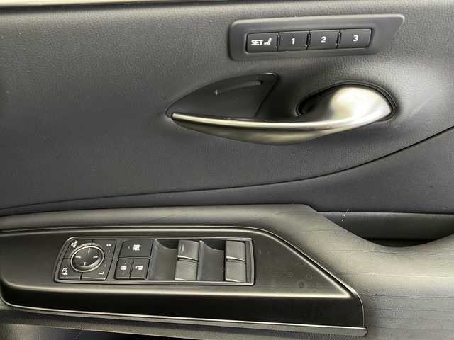 レクサス ＥＳ 300h バージョンL 長野県 2018(平30)年 6.5万km ソニッククォーツ サンルーフ/純正大型ナビ/（フルセグ/Bluetooth/CD/DVD）/全方位モニター/衝突軽減ブレーキ/レーンキープアシスト/レーダークルーズコントロール/前後コーナーセンサー/ブラインドスポットモニター/パーキングサポートアラート/電動リアゲート/ビルトインETC2.0/デジタルインナーミラー/ステアリングヒーター/社外レーダー（Z190R)/前方ドラレコ/D席、N席メモリ付きパワーシート/パドルシフト/革巻きステアリング/電動後席サンシェード/ナノイーエアコン/LEDヘッドライト/スマートキー