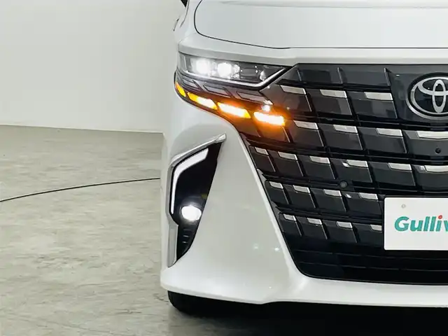 トヨタ アルファード Z 福島県 2023(令5)年 1.1万km プラチナホワイトパールマイカ トヨタセーフティセンス/・プリクラッシュセーフティ/・レーダークルーズコントロール/・プロアクティブドライビングアシスト/・レーントレーシングアシスト/・レーダークルーズコントロール/・ブラインドスポットモニター/・リアカメラディテクション/・クリアランスソナー/・リアクロストラフィックアラート/・ロードサインアシスト/純正14インチ大画面ナビ/・Bluetooth/USB/HDMI/・全方位カメラ/・ETC2.0/・ドライブレコーダー/・デジタルインナーミラー/・置くだけ充電/12.1インチフリップダウンモニター/ツインムーンルーフ/両側パワースライドドア/パワーバックドア/パーキングアシスト/電子パーキング/・オートホールド/革巻きステアリング/・ステアリングリモコン/・ステアリングヒーター/レザーシート/・シートヒーター(1/2列目)/・エアシート(1/2列目)/・パワーシート(1/2列目)/・メモリシート(運転席)/・オットマン/プッシュスタート/・スマートキー/・スペアキー/LEDヘッドライト/・オートライト/・フォグライト/社外ラバーマット/ドアバイザー/保証書/取扱説明書
