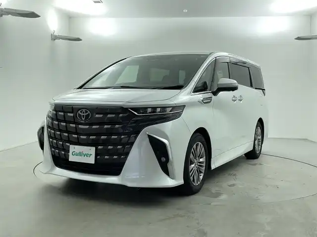 トヨタ アルファード Z 福井県 2023(令5)年 1.1万km プラチナホワイトパールマイカ トヨタセーフティセンス/・プリクラッシュセーフティ/・レーダークルーズコントロール/・プロアクティブドライビングアシスト/・レーントレーシングアシスト/・レーダークルーズコントロール/・ブラインドスポットモニター/・リアカメラディテクション/・クリアランスソナー/・リアクロストラフィックアラート/・ロードサインアシスト/純正14インチ大画面ナビ/・Bluetooth/USB/HDMI/・全方位カメラ/・ETC2.0/・ドライブレコーダー/・デジタルインナーミラー/置くだけ充電/12.1インチフリップダウンモニター/ツインムーンルーフ/両側パワースライドドア/パワーバックドア/パーキングアシスト/電子パーキング/オートホールド/革巻きステアリング/ステアリングリモコン/ステアリングヒーター/レザーシート/シートヒーター/エアシート/パワーシート/オットマン/プッシュスタート/スマートキー/スペアキー/LEDヘッドライト/オートライト/フォグライト/ドアバイザー/保証書/取扱説明書