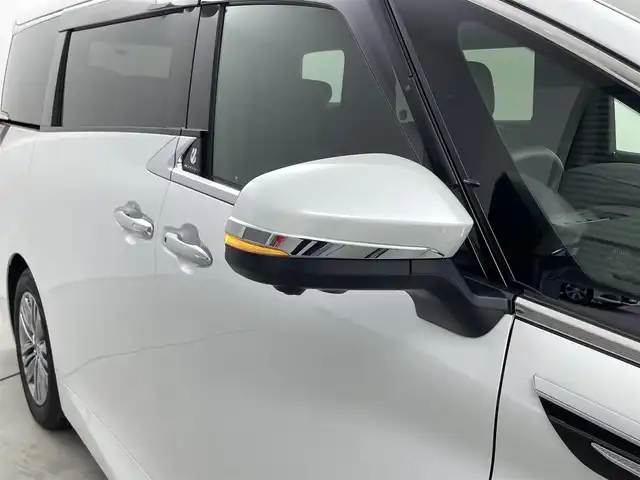 トヨタ アルファード Z 福井県 2023(令5)年 1.1万km プラチナホワイトパールマイカ トヨタセーフティセンス/・プリクラッシュセーフティ/・レーダークルーズコントロール/・プロアクティブドライビングアシスト/・レーントレーシングアシスト/・レーダークルーズコントロール/・ブラインドスポットモニター/・リアカメラディテクション/・クリアランスソナー/・リアクロストラフィックアラート/・ロードサインアシスト/純正14インチ大画面ナビ/・Bluetooth/USB/HDMI/・全方位カメラ/・ETC2.0/・ドライブレコーダー/・デジタルインナーミラー/置くだけ充電/12.1インチフリップダウンモニター/ツインムーンルーフ/両側パワースライドドア/パワーバックドア/パーキングアシスト/電子パーキング/オートホールド/革巻きステアリング/ステアリングリモコン/ステアリングヒーター/レザーシート/シートヒーター/エアシート/パワーシート/オットマン/プッシュスタート/スマートキー/スペアキー/LEDヘッドライト/オートライト/フォグライト/ドアバイザー/保証書/取扱説明書