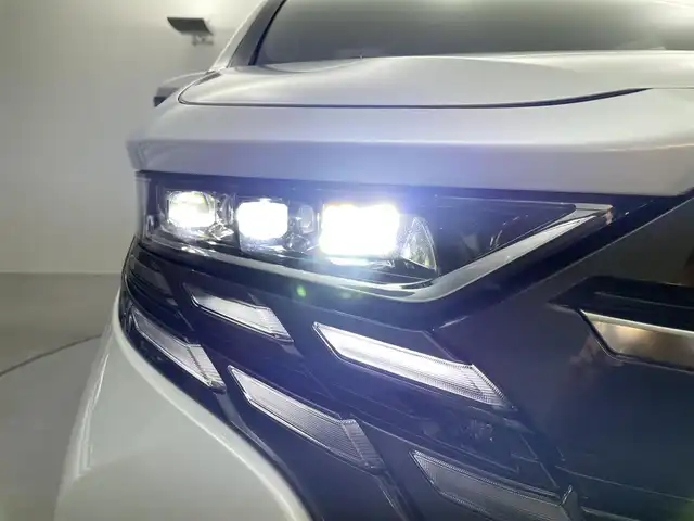トヨタ アルファード Z 福井県 2023(令5)年 1.1万km プラチナホワイトパールマイカ トヨタセーフティセンス/・プリクラッシュセーフティ/・レーダークルーズコントロール/・プロアクティブドライビングアシスト/・レーントレーシングアシスト/・レーダークルーズコントロール/・ブラインドスポットモニター/・リアカメラディテクション/・クリアランスソナー/・リアクロストラフィックアラート/・ロードサインアシスト/純正14インチ大画面ナビ/・Bluetooth/USB/HDMI/・全方位カメラ/・ETC2.0/・ドライブレコーダー/・デジタルインナーミラー/置くだけ充電/12.1インチフリップダウンモニター/ツインムーンルーフ/両側パワースライドドア/パワーバックドア/パーキングアシスト/電子パーキング/オートホールド/革巻きステアリング/ステアリングリモコン/ステアリングヒーター/レザーシート/シートヒーター/エアシート/パワーシート/オットマン/プッシュスタート/スマートキー/スペアキー/LEDヘッドライト/オートライト/フォグライト/ドアバイザー/保証書/取扱説明書