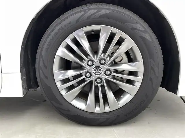 トヨタ アルファード Z 福井県 2023(令5)年 1.1万km プラチナホワイトパールマイカ トヨタセーフティセンス/・プリクラッシュセーフティ/・レーダークルーズコントロール/・プロアクティブドライビングアシスト/・レーントレーシングアシスト/・レーダークルーズコントロール/・ブラインドスポットモニター/・リアカメラディテクション/・クリアランスソナー/・リアクロストラフィックアラート/・ロードサインアシスト/純正14インチ大画面ナビ/・Bluetooth/USB/HDMI/・全方位カメラ/・ETC2.0/・ドライブレコーダー/・デジタルインナーミラー/置くだけ充電/12.1インチフリップダウンモニター/ツインムーンルーフ/両側パワースライドドア/パワーバックドア/パーキングアシスト/電子パーキング/オートホールド/革巻きステアリング/ステアリングリモコン/ステアリングヒーター/レザーシート/シートヒーター/エアシート/パワーシート/オットマン/プッシュスタート/スマートキー/スペアキー/LEDヘッドライト/オートライト/フォグライト/ドアバイザー/保証書/取扱説明書