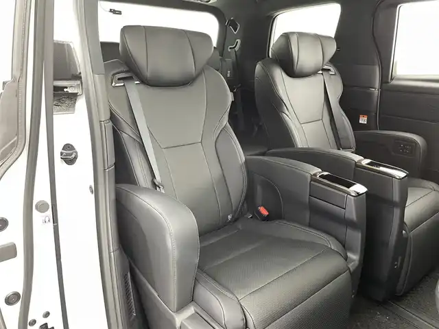 トヨタ アルファード Z 福井県 2023(令5)年 1.1万km プラチナホワイトパールマイカ トヨタセーフティセンス/・プリクラッシュセーフティ/・レーダークルーズコントロール/・プロアクティブドライビングアシスト/・レーントレーシングアシスト/・レーダークルーズコントロール/・ブラインドスポットモニター/・リアカメラディテクション/・クリアランスソナー/・リアクロストラフィックアラート/・ロードサインアシスト/純正14インチ大画面ナビ/・Bluetooth/USB/HDMI/・全方位カメラ/・ETC2.0/・ドライブレコーダー/・デジタルインナーミラー/置くだけ充電/12.1インチフリップダウンモニター/ツインムーンルーフ/両側パワースライドドア/パワーバックドア/パーキングアシスト/電子パーキング/オートホールド/革巻きステアリング/ステアリングリモコン/ステアリングヒーター/レザーシート/シートヒーター/エアシート/パワーシート/オットマン/プッシュスタート/スマートキー/スペアキー/LEDヘッドライト/オートライト/フォグライト/ドアバイザー/保証書/取扱説明書