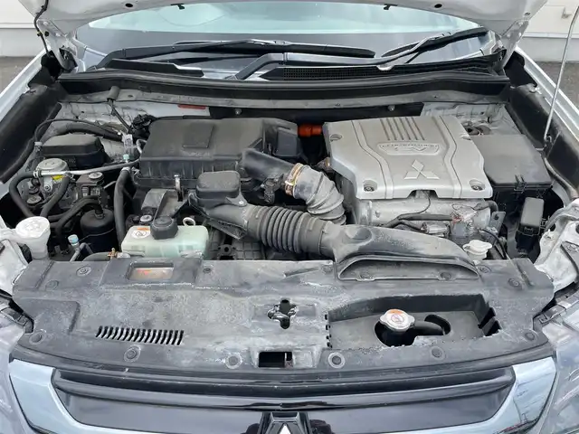 三菱 アウトランダー ＰＨＥＶ G セーフティパッケージ 岩手県 2015(平27)年 14.2万km シルキーホワイト 純正ナビ　ＣＤ／ＤＶＤ／Ｂｌｕｅｔｏｏｔｈ再生　フルセグ　バックＣ　全方位カメラ　純正１８ＡＷ　ＥＴＣ　Ｒクルコン　スマートキー　寒冷地　Ｐシート　Ｓヒーター　レーンキープ　パドルシフト　１００Ｖ