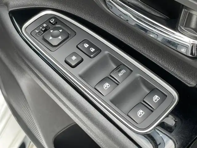 三菱 アウトランダー ＰＨＥＶ G セーフティパッケージ 岩手県 2015(平27)年 14.2万km シルキーホワイト 純正ナビ　ＣＤ／ＤＶＤ／Ｂｌｕｅｔｏｏｔｈ再生　フルセグ　バックＣ　全方位カメラ　純正１８ＡＷ　ＥＴＣ　Ｒクルコン　スマートキー　寒冷地　Ｐシート　Ｓヒーター　レーンキープ　パドルシフト　１００Ｖ