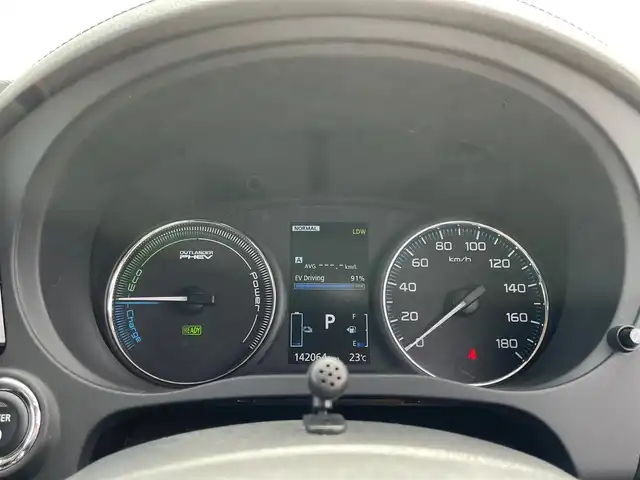 三菱 アウトランダー ＰＨＥＶ G セーフティパッケージ 岩手県 2015(平27)年 14.2万km シルキーホワイト 純正ナビ　ＣＤ／ＤＶＤ／Ｂｌｕｅｔｏｏｔｈ再生　フルセグ　バックＣ　全方位カメラ　純正１８ＡＷ　ＥＴＣ　Ｒクルコン　スマートキー　寒冷地　Ｐシート　Ｓヒーター　レーンキープ　パドルシフト　１００Ｖ