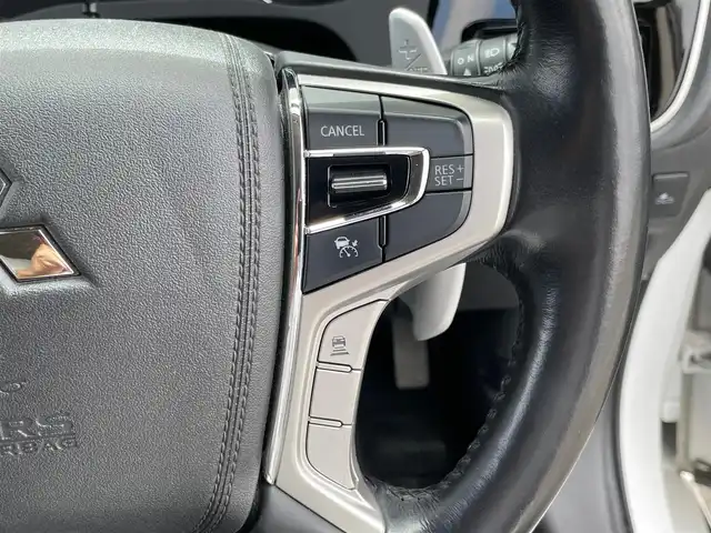 三菱 アウトランダー ＰＨＥＶ G セーフティパッケージ 岩手県 2015(平27)年 14.2万km シルキーホワイト 純正ナビ　ＣＤ／ＤＶＤ／Ｂｌｕｅｔｏｏｔｈ再生　フルセグ　バックＣ　全方位カメラ　純正１８ＡＷ　ＥＴＣ　Ｒクルコン　スマートキー　寒冷地　Ｐシート　Ｓヒーター　レーンキープ　パドルシフト　１００Ｖ
