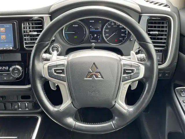 三菱 アウトランダー ＰＨＥＶ G セーフティパッケージ 岩手県 2015(平27)年 14.2万km シルキーホワイト 純正ナビ　ＣＤ／ＤＶＤ／Ｂｌｕｅｔｏｏｔｈ再生　フルセグ　バックＣ　全方位カメラ　純正１８ＡＷ　ＥＴＣ　Ｒクルコン　スマートキー　寒冷地　Ｐシート　Ｓヒーター　レーンキープ　パドルシフト　１００Ｖ