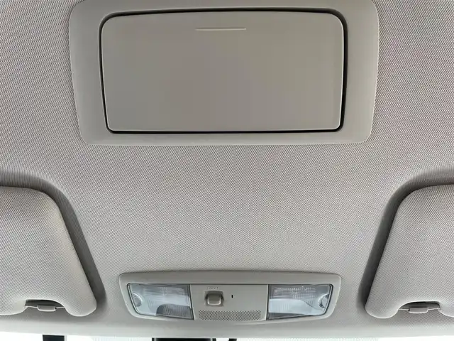三菱 アウトランダー ＰＨＥＶ G セーフティパッケージ 岩手県 2015(平27)年 14.2万km シルキーホワイト 純正ナビ　ＣＤ／ＤＶＤ／Ｂｌｕｅｔｏｏｔｈ再生　フルセグ　バックＣ　全方位カメラ　純正１８ＡＷ　ＥＴＣ　Ｒクルコン　スマートキー　寒冷地　Ｐシート　Ｓヒーター　レーンキープ　パドルシフト　１００Ｖ