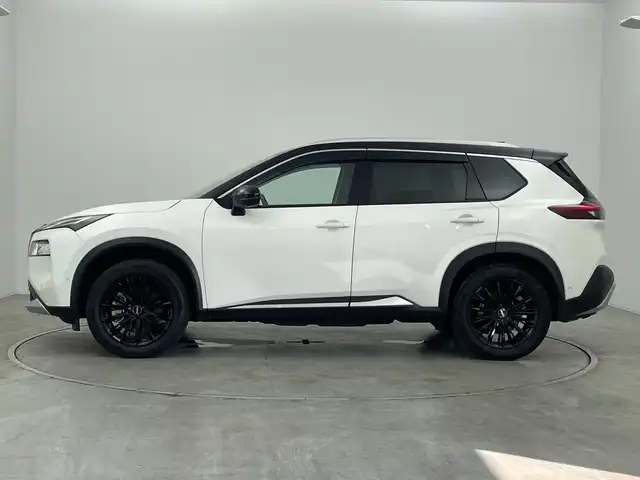 日産 エクストレイル G e－4ORCE 群馬県 2023(令5)年 1.3万km ブリリアントホワイトパール/スーパーブラック 2トーン サンルーフ　純正１２．３型ナビ　フルセグＴＶ　全周囲カメラ　ＢＯＳＥサウンド　プロパイロット　ヘッドアップディスプレイ　衝突被害軽減ブレーキ　電子ミラー　置くだけ充電　ＢＳＭ　ＥＴＣ２．０　禁煙