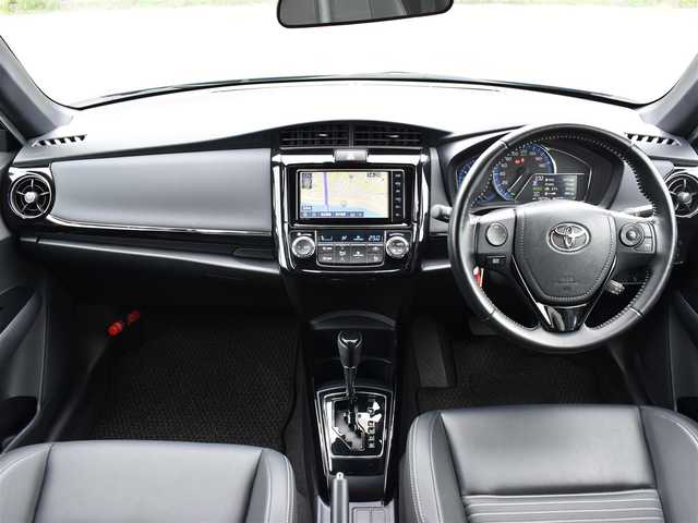 トヨタ カローラ フィールダー ハイブリッドG ダブルバイビー 大阪府 2019(令1)年 2.5万km ブラッキッシュアゲハガラスフレーク ワンオーナー/純正メモリナビ/フルセグTV・BT・CD・DVD・FM・AM/バックカメラ/ビルトインETC/トヨタセーフティセンス/・プリクラッシュセーフティ/・レーンディパーチャーアラート/・オートマチックハイビーム/・先行車発進お知らせ/クリアランスソナー/クルーズコントロール/純正LEDヘッドライト/革巻きステアリング/ハーフレザーシート/保証書・取説・スペアキー