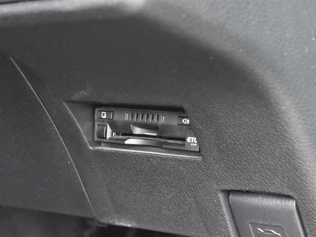 トヨタ カローラ フィールダー ハイブリッドG ダブルバイビー 大阪府 2019(令1)年 2.5万km ブラッキッシュアゲハガラスフレーク ワンオーナー/純正メモリナビ/フルセグTV・BT・CD・DVD・FM・AM/バックカメラ/ビルトインETC/トヨタセーフティセンス/・プリクラッシュセーフティ/・レーンディパーチャーアラート/・オートマチックハイビーム/・先行車発進お知らせ/クリアランスソナー/クルーズコントロール/純正LEDヘッドライト/革巻きステアリング/ハーフレザーシート/保証書・取説・スペアキー