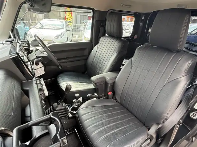 スズキ ジムニー シエラ JC 長崎県 2023(令5)年 0.3万km ブルーイッシュブラックパール3 登録時3017km/社外ナビ/・TV/・Bluetooth/・DVD/バックカメラ/クルーズコントロール/全席シートカバー/アルパインデジタルインナーミラー/メーターパネル交換/社外肘置き/TRUST製ブースト計/BLITZエアクリーナー/社外マフラー/ホワイトレターブロックタイヤ/背面タイヤあり/社外16インチアルミホイール/ボンネット油圧式ダンパー