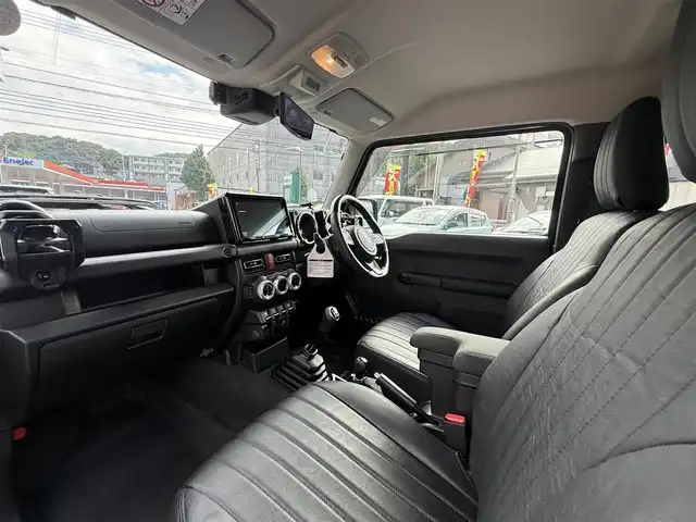 スズキ ジムニー シエラ JC 長崎県 2023(令5)年 0.3万km ブルーイッシュブラックパール3 登録時3017km/社外ナビ/・TV/・Bluetooth/・DVD/バックカメラ/クルーズコントロール/全席シートカバー/アルパインデジタルインナーミラー/メーターパネル交換/社外肘置き/TRUST製ブースト計/BLITZエアクリーナー/社外マフラー/ホワイトレターブロックタイヤ/背面タイヤあり/社外16インチアルミホイール/ボンネット油圧式ダンパー