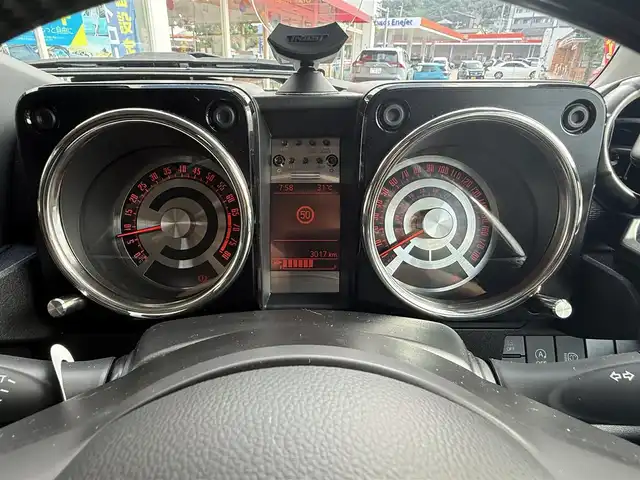 スズキ ジムニー シエラ JC 長崎県 2023(令5)年 0.3万km ブルーイッシュブラックパール3 登録時3017km/社外ナビ/・TV/・Bluetooth/・DVD/バックカメラ/クルーズコントロール/全席シートカバー/アルパインデジタルインナーミラー/メーターパネル交換/社外肘置き/TRUST製ブースト計/BLITZエアクリーナー/社外マフラー/ホワイトレターブロックタイヤ/背面タイヤあり/社外16インチアルミホイール/ボンネット油圧式ダンパー