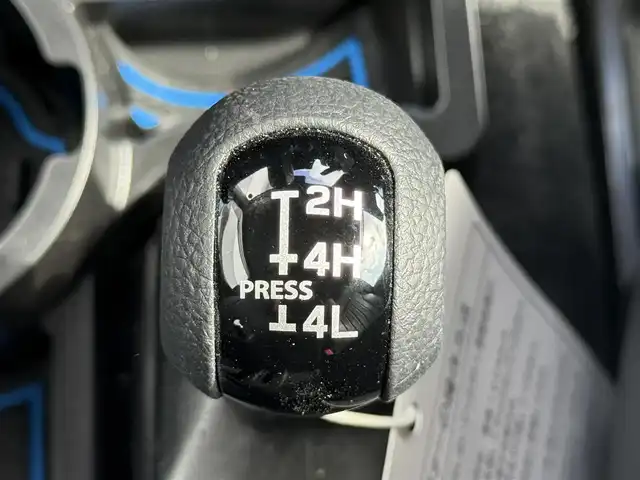 スズキ ジムニー シエラ JC 長崎県 2023(令5)年 0.3万km ブルーイッシュブラックパール3 登録時3017km/社外ナビ/・TV/・Bluetooth/・DVD/バックカメラ/クルーズコントロール/全席シートカバー/アルパインデジタルインナーミラー/メーターパネル交換/社外肘置き/TRUST製ブースト計/BLITZエアクリーナー/社外マフラー/ホワイトレターブロックタイヤ/背面タイヤあり/社外16インチアルミホイール/ボンネット油圧式ダンパー